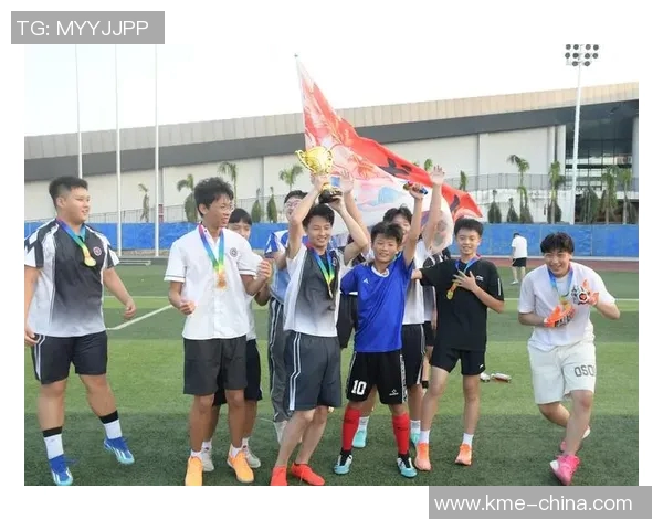 足球中学生的梦想与奋斗：在绿茵场上追逐青春的激情与荣耀